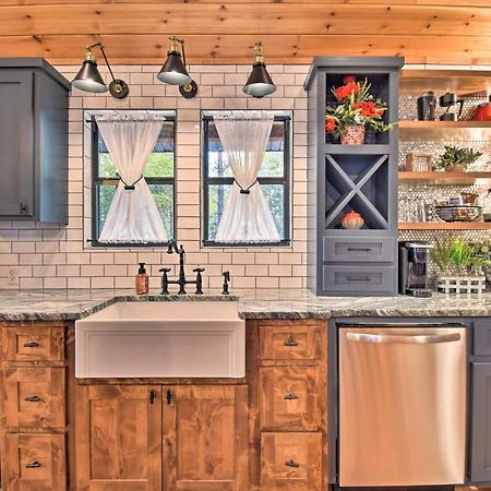 Modern Broken Bow Cabin Large Deck, Bbq And Pergola Экстерьер фото