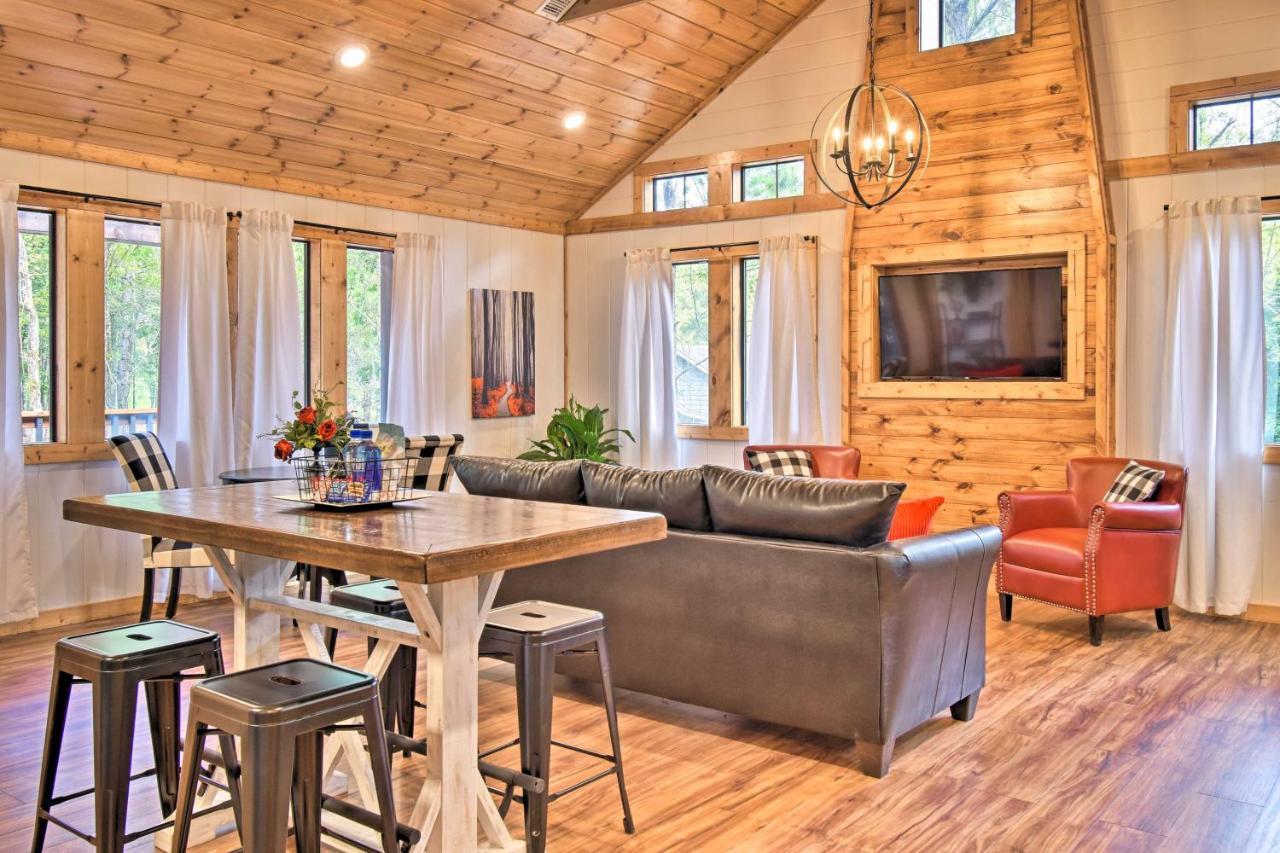 Modern Broken Bow Cabin Large Deck, Bbq And Pergola Экстерьер фото