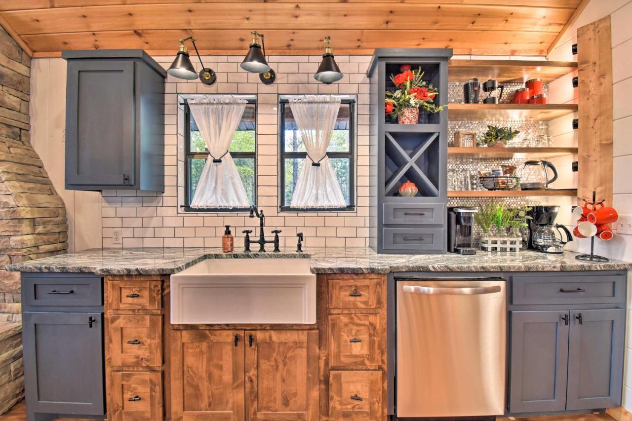 Modern Broken Bow Cabin Large Deck, Bbq And Pergola Экстерьер фото