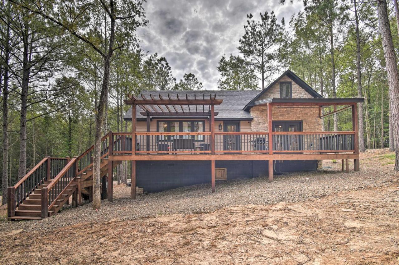 Modern Broken Bow Cabin Large Deck, Bbq And Pergola Экстерьер фото