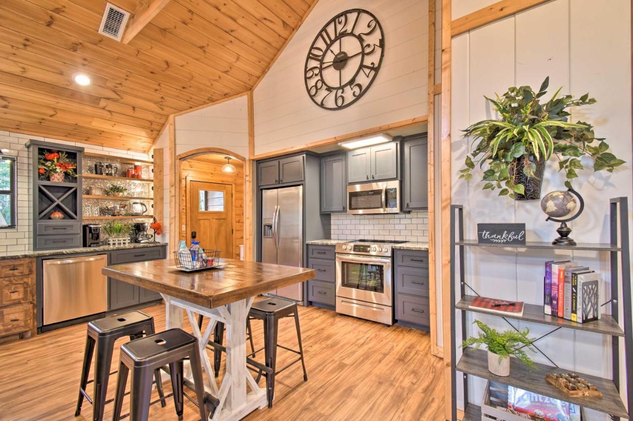 Modern Broken Bow Cabin Large Deck, Bbq And Pergola Экстерьер фото