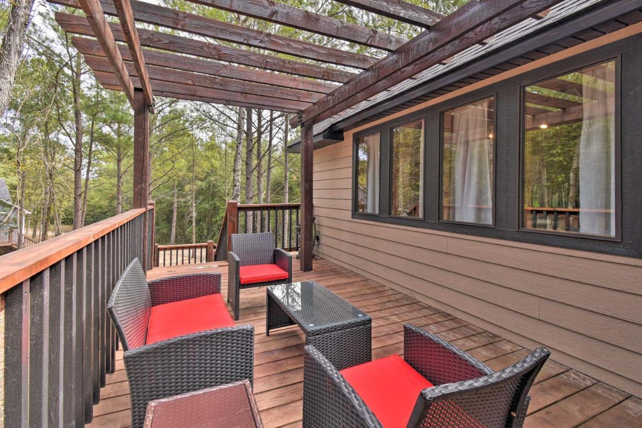 Modern Broken Bow Cabin Large Deck, Bbq And Pergola Экстерьер фото