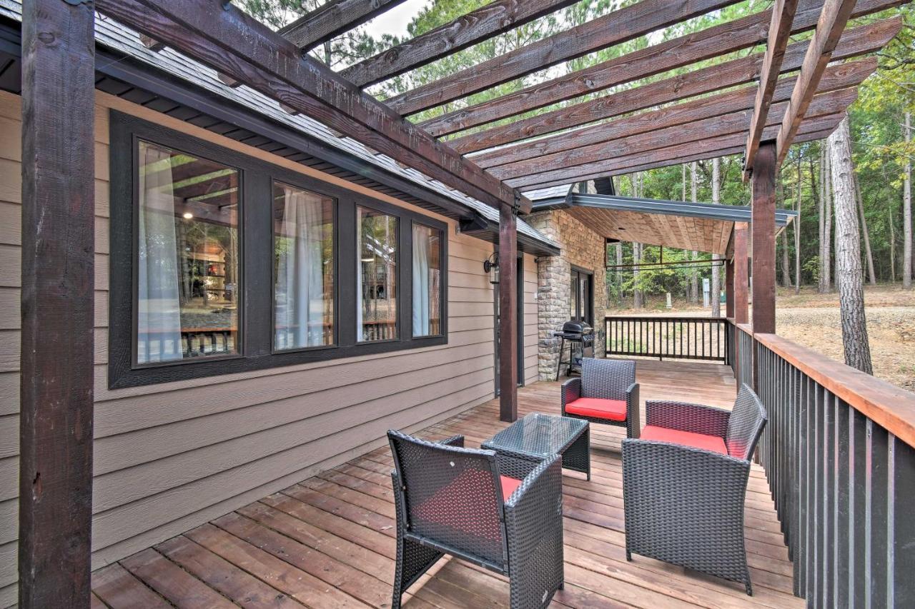 Modern Broken Bow Cabin Large Deck, Bbq And Pergola Экстерьер фото