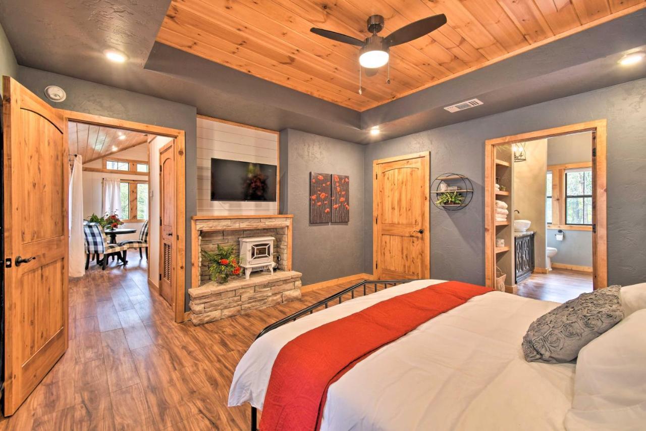 Modern Broken Bow Cabin Large Deck, Bbq And Pergola Экстерьер фото
