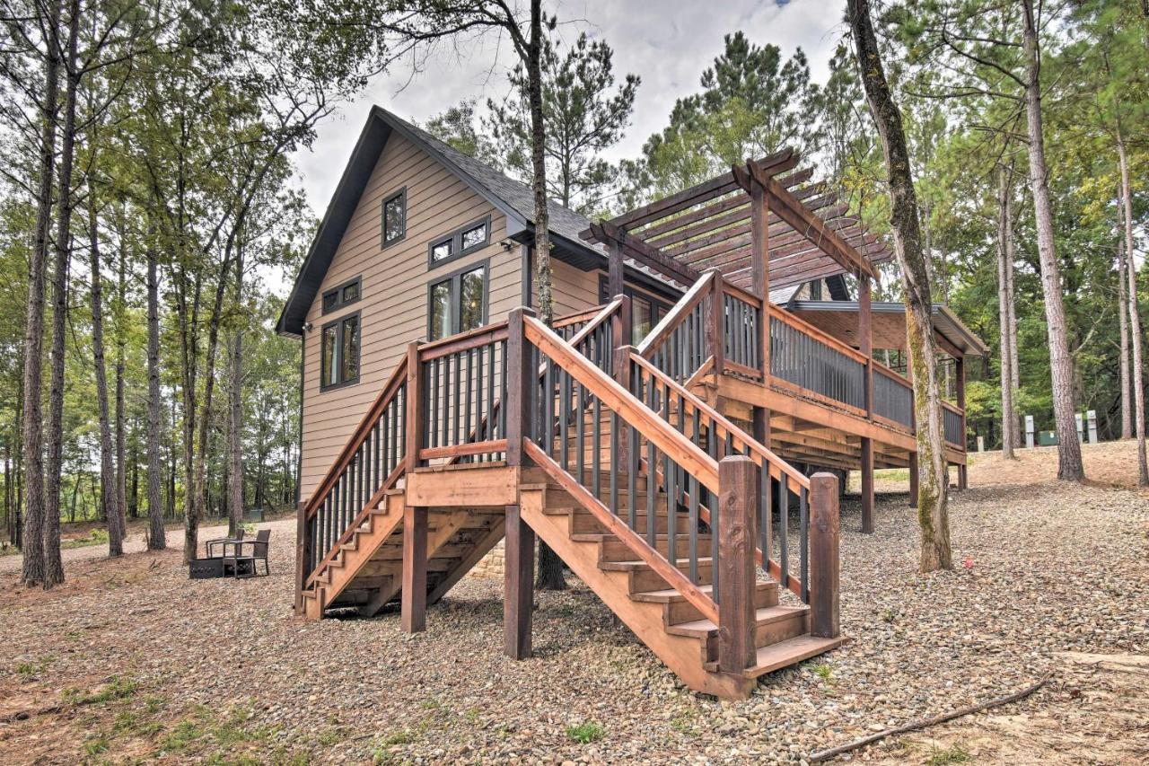 Modern Broken Bow Cabin Large Deck, Bbq And Pergola Экстерьер фото